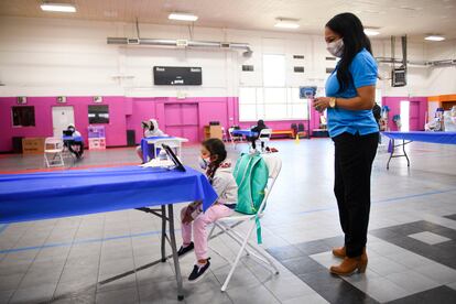 Una niña da clases 'online' en un centro de aprendizaje en Los Ángeles.