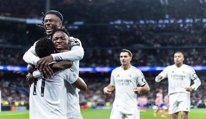 Rodrygo, Vinicius y Camavinga, celebran el gol conseguido por el primero ante el Atlético de Madrid.