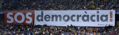 Otra de las pancartas por el referéndum que se expusieron en el Camp Nou.