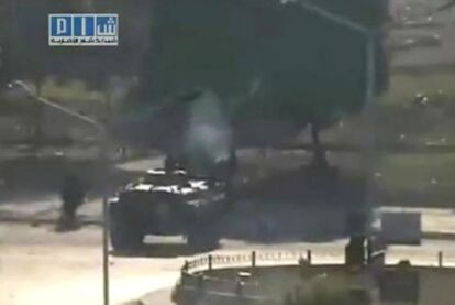 Un blindado patrulla las calles de Hama, en una imagen colgada en Internet por Shaam News Network.