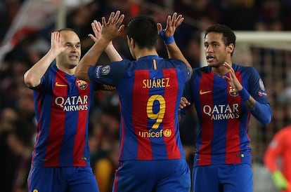 Iniesta celebra con Suárez y Neymar el segundo gol.