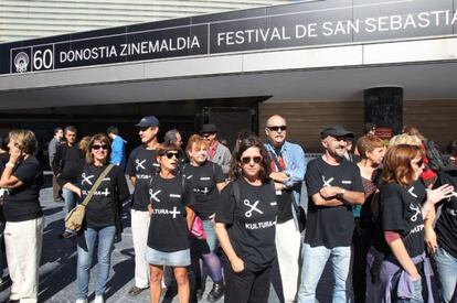 Varias personas se concentraron ayer contra los recortes y en favor de la cultura frente a la principal sede del Zinemaldia.