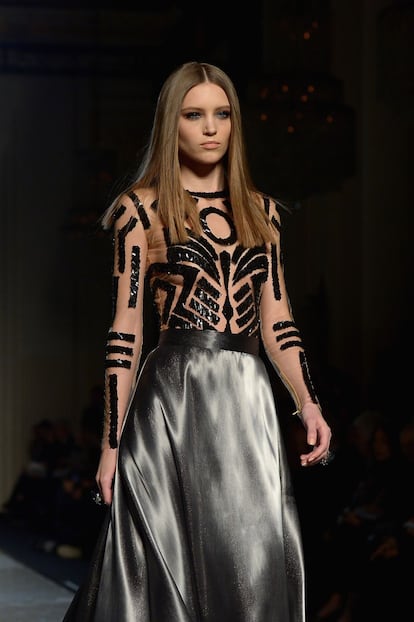 Uno de los últimos diseños presentados lleva la inspiración del tatuaje al límite y cubre todo el torso de la modelo con bandas de inspiración tribal. Están realizadas en piezas de tul con cristales bordados.