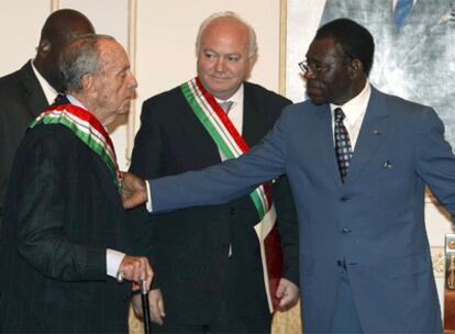 Obiang saluda a Fraga en presencia del ministro de Miguel Ángel Moratinos.