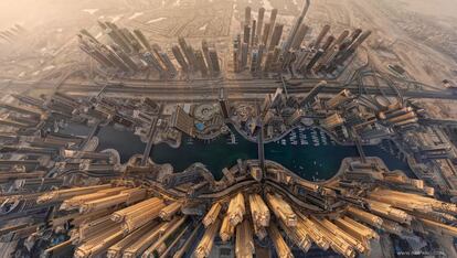 La capital del Emirato de Dubái (uno de los siete de los Emiratos Árabes Unidos) ostenta varios récords. Aquí se sitúa la estructura más alta construida por el hombre (el rascacielo Burj Khalifa, que alcanza los 828 metros de altura), hoteles que superan las convencionales cinco estrellas (el Burj al Arab, por ejemplo, es un seis estrellas lujo), islas y archipiélagos artificales... La foto retrata la Marina de Dubái, un puerto deportivo creado artificialmente cuya parte central está rodeada por 200 edificios de gran altura, un proyecto aún en desarrollo (y que aspira a romper otro récord y convertirse en el mayor puerto deportivo del mundo).