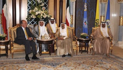 Don Juan Carlos durante el encuentro que ha mantenido con el emir de Kuwait, el jeque Sabah al Ahmad al Sabah, y el primer ministro, jeque Yaber al Mubarak al Hamad al Sabah, (d) en Kuwait.