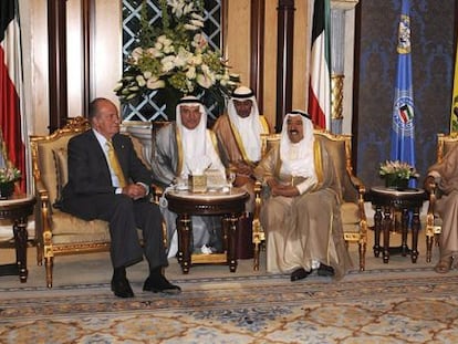 Don Juan Carlos durante el encuentro que ha mantenido con el emir de Kuwait, el jeque Sabah al Ahmad al Sabah, y el primer ministro, jeque Yaber al Mubarak al Hamad al Sabah, (d) en Kuwait.