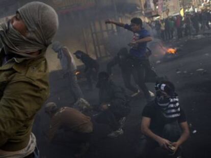 Jóvenes palestinos se enfrentan a soldados israelíes en las calles de Hebrón, tras el funeral del preso Maysara Abu Hamdeya.