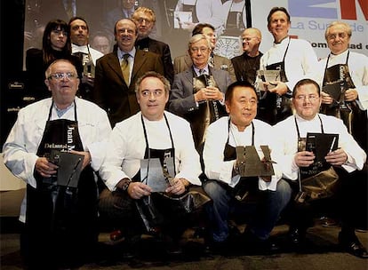 La séptima edición de Madrid Fusión quiso rendir homenaje con el "delantal de oro" a los cocineros más influyentes del mundo: junto a los españoles Ferran Adrià y Juan Mari Arzak, chefs como Pierre Hermé, Heston Blumenthal, Charlie Trotter, Thomas Keller, Nobu Matsuhisa, Pierre Gagniere y Gualtiero Marchesi lucieron un mandil diseñado por Amaya Arzuaga.