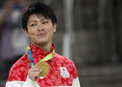 El gimnasta Kohei Uchimura celebra su oro olímpico en Rio 2016.