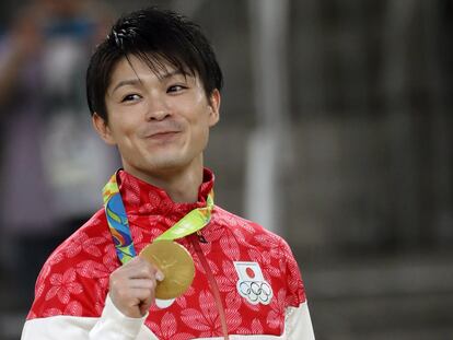 El gimnasta Kohei Uchimura celebra su oro olímpico en Rio 2016.