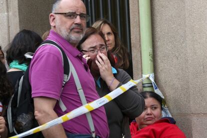 La madre de un alumno del instituto Joan Fuster llora en la calle tras el crimen ."Benditos móviles. Nos han informado al minuto", explicaba uno de los padres al llegar a la puerta del instituto.