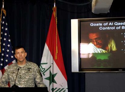 El general de división William Caldwell, portavoz militar estadounidense, pronuncia  una conferencia de prensa, ayer en Bagdad.