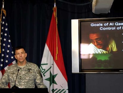 El general de división William Caldwell, portavoz militar estadounidense, pronuncia una conferencia de prensa, ayer en Bagdad.