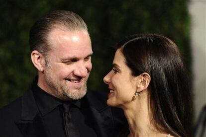 El marido de Sandra Bullock, Jesse James, ha abandonado el centro de rehabilitación tras un mes ingresado para tratarse de sus "problemas personales" a raíz de unas supuestas infidelidades, <a href="http://www.people.com/people/article/0,,20364005,00.html" target="_blank">informa hoy la revista <i>People</i></a>. James, de 40 años, fue visto el lunes en los alrededores de su casa en Los Ángeles junto con sus hijos, a los que llevaba a la escuela. El esposo de Bullock, quien presuntamente ha mantenido relaciones extra matrimoniales con al menos cuatro mujeres, no llevaba puesto el anillo de casado.