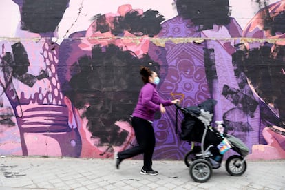 Otro punto del mural de mujeres de Ciudad Lineal, esta mañana.