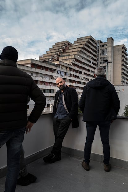 Roberto Saviano en la vela, Scampia (Nápoles) con sus escoltas.