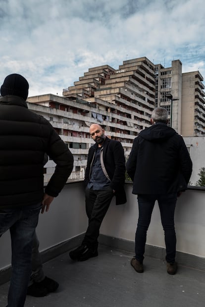 Roberto Saviano en la vela, Scampia (Nápoles) con sus escoltas. 