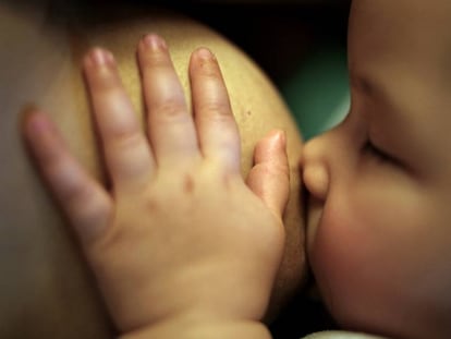 Un beb&eacute; toma pecho de su madre.