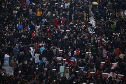 Pasajeros ayer en el acceso al tren en la estación de Hongqiao de Shanghái. Según los cálculos oficiales chinos, estos días se esperan 2.910 millones de desplazamientos, un aumento del 3,6% -el equivalente a unos 100 millones- con respecto al año anterior.