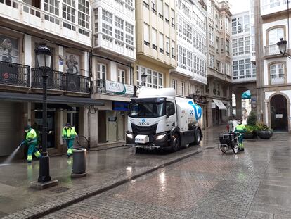 Barrenderos limpian una calle en A Coruña.