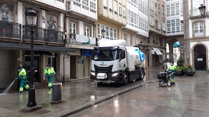 Un equipo de FCC limpia las calles de A Coruña.