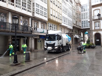 Un equipo de FCC limpia las calles de A Coruña.