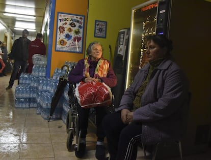 Dos mujeres pasan la noche en un centro de la Croce Rossa (Cruz Roja) tras ser evacuadas como consecuencia de la serie de terremotos que sacudieron el centro del país, en Visso.