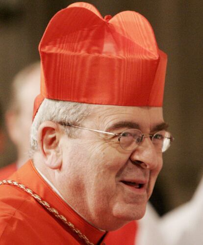 Justin Rigali, en una foto de archivo tomada en abril de 2009 en la catedral de San Patricio de Nueva York