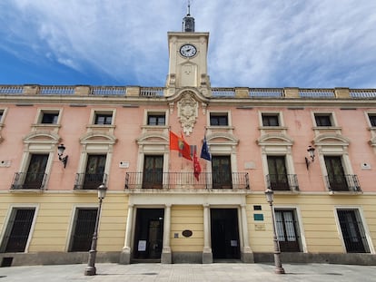 Vista del Ayuntamiento de Alcalá de Henares con la bandera de la Comunidad de Madrid a media asta, este viernes.