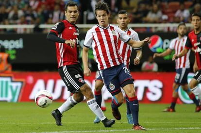Márquez le quita el balón a Fierro.