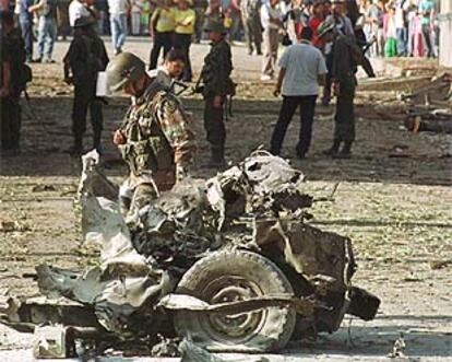 <font size="2"><b>Mueren 20 guerrilleros del ELN al explotar el camión en el que viajaban</font></b><p>En la imagen, un policía inspecciona los restos del coche bomba que ha explotado en Marianilla. (Foto: AP).