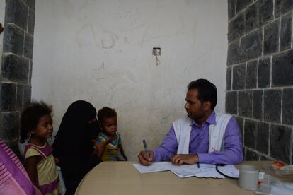 Un enfermero de MSF pasa consulta en el centro de salud de Al Khamees. El Hospital Rural de Abs es la principal estructura de salud disponible para más de 150.000 personas en el norte de la gobernación de Hajjah. Sin embargo, la gente no siempre puede alcanzarla fácilmente, debido a la distancia o los costes de transporte, entre otros factores, por lo que MSF está llevando clínicas móviles por la zona. Estos acercan los servicios médicos a los más vulnerables, con cerca de 12.000 consultas entre enero y julio de 2016. Todo fue interrumpido por el bombardeo del Hospital Rural de Abs en agosto pasado y hasta febrero de este año los equipos no pudieron reanudar estas actividades.