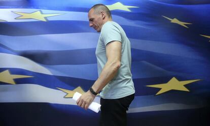 El Gobierno griego había defendido el 'no' porque consideraba que eso le daría más opciones de lograr un mejor acuerdo con la Unión Europea (UE) y el FMI, mientras que los líderes europeos y la oposición habían hecho campaña a favor del 'sí', argumentando que de lo contrario supondría la salida del país del euro. En la imagen, Yaris Varoufakis momentos antes de comparecer ante la prensa para hablar sobre los resultados del referéndum, el 5 de julio de 2015.