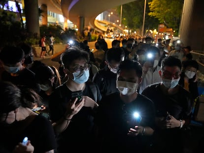 Varios hongkoneses encienden velas y las luces de sus móviles para recordar la matanza de Tiananmén, este viernes fuera del parque Victoria de Hong Kong.