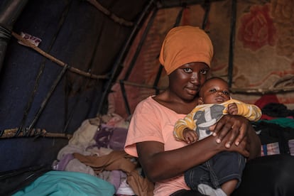 Aminata, de 27 años, llegó sola desde Guinea después de perder a sus padres. Quería ayudar a sus hermanos y hermanas. Vivía en el campamento del kilómetro 26, en el sur de Túnez, hasta que la policía le prendió fuego. Desde entonces, vive en el kilómetro 25 con su hijo Ismaël, que nació en esta tienda improvisada.
Intentó cruzar el mar en cuatro ocasiones. La primera vez, su barco naufragó y murieron tres de sus amigas. La segunda vez, fue interceptada cerca de Lampedusa y luego expulsada al desierto. Casi fue agredida sexualmente, pero su actual compañero la defendió. En el tercer intento, unos pescadores robaron el motor. En el cuarto, el 9 de abril, su barco hizo agua: “Tuve que sostener a mi bebé en alto para que no se ahogara”.
Se inscribió en el programa de retorno voluntario, pero la OIM le respondió que no había lugar. “Hemos sufrido demasiado aquí”, dice. Solo quiere volver a Guinea y trabajar.