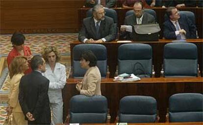 El candidato Rafael Simancas conversa con varias diputadas durante el debate de investidura de ayer.