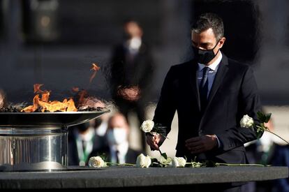 El presidente del Gobierno, Pedro Sánchez, realiza la ofrenda floral en el pebetero durante el homenaje de Estado a las víctimas de la pandemia de coronavirus y a los colectivos que le han hecho frente en primera línea en el Patio de la Armería en Madrid este jueves.