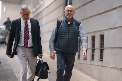 El exdiputado del PSOE Juan Bernardo Fuentes (derecha) junto a su abogado, Raúl Miranda, salen de la Audiencia Provincial de Santa Cruz de Tenerife, el pasado 3 de marzo.