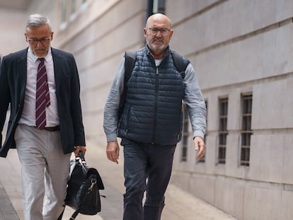 El exdiputado del PSOE Juan Bernardo Fuentes (derecha) junto a su abogado, Raúl Miranda, salen de la Audiencia Provincial de Santa Cruz de Tenerife, el pasado 3 de marzo.