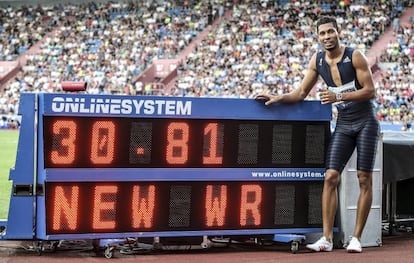 Van Niekerk, ante el cronómetro con su marca en 300m.