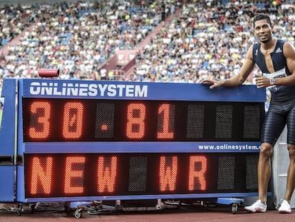 Van Niekerk, ante el cron&oacute;metro con su marca en 300m.