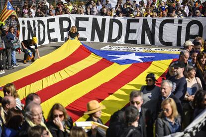 La organización del acto ha calculado que 150.000 personas han venido hasta la explanada del Parque de las Exposiciones. Una cifra que la Direction Départementale de la Sécurité Publique, la policía francesa, ha rebajado hasta los 110.000. En la imagen, los asistentes al acto portan una 'estelada' y carteles a favor de la independencia de Cataluña.