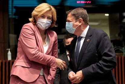 La ministra alemana de Agricultura, Julia Klöckner, con su homólogo español, Luis Planas, en la reunión de ministros de Agricultura de la UE celebrada el lunes en Luxemburgo.