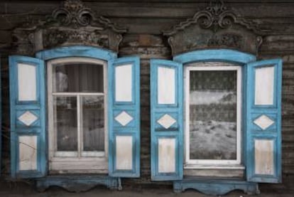 Ventanas en una casa tradicional de madera en la ciudad siberiana de Irkutsk (Rusia).