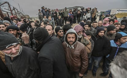 Sirios esperan en el paso de Bab al-Salam para entrar en Turquía.