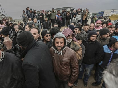 Sírios esperam no passo de Bab a o-Salam para entrar em Turquia.