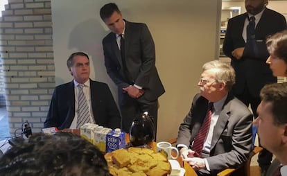 O secretário de Segurança norte-americano John Bolton toma café com o presidente eleito Jair Bolsonaro.