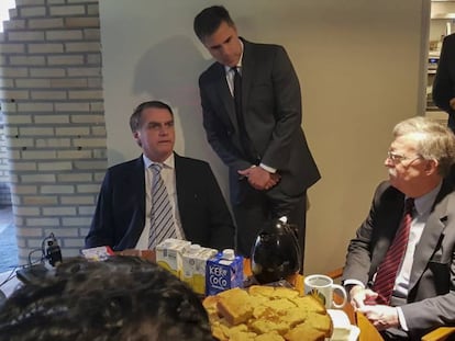 O secretário de Segurança norte-americano John Bolton toma café com o presidente eleito Jair Bolsonaro.