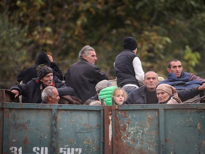 Refugiados de la región de Nagorno-Karabaj viajan en la parte trasera de un camión y llegan a la aldea fronteriza de Kornidzor, Armenia, el 26 de septiembre.